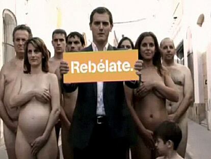 El líder de Ciutadans, Albert Rivera, protagoniza un nuevo anuncio de campaña en el que el partido recurre a un desnudo colectivo para llamar a los electores a "rebelarse" contra la Cataluña actual. 16 de octubre de 2010.