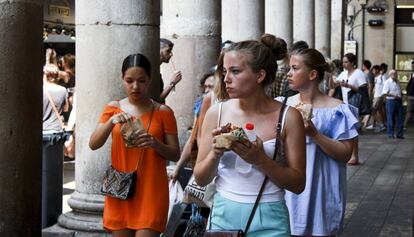 Clientes comiendo en el lugar donde había terrazas