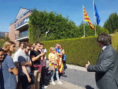 O ex-governador catalão Carles Puigdemont, no hasteamento das bandeiras da Catalunha e da União Europeia em Waterloo (Bélgica).