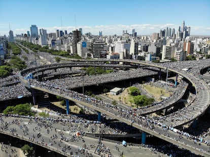 Justo en el inicio del verano austral, Buenos Aires superaba este martes los 30 grados de temperatura. El sol hacía estragos entre la multitud, aunque miles permanecían en las calles.