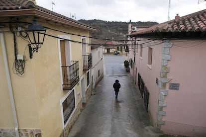 Ángel Cuesta, alcalde de Henche, defiende el futuro de estos pueblos, aunque asegura que es muy difícil que la estancia de los vecinos sea permanente y no se limite a los fines de semana. 