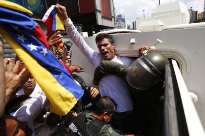 El dirigente opositor Leopoldo López es detenido por la Guardia Nacional en Caracas, el 18 de febrero de 2014. El director del Foro Penal de Venezuela, Alfredo Romero, declaró en julio de 2017 que la cifra de presos políticos en el país había ascendido hasta los 400. Leopoldo López, dirigente del partido político Voluntad Popular, fue arrestado en febrero de 2014 y condenado en septiembre de 2015 a cumplir una sentencia de casi 14 años en prisión por cargos de asociación para delinquir, instigación y destrucción de bienes públicos. El 8 de julio de 2017 se le concedió una medida de “casa por cárcel” producto del proceso de mediación en el que participó el expresidente de Gobierno español José Luis Rodríguez Zapatero. En febrero de 2018, Luisa Ortega Díaz, exfiscal de Venezuela, confesó que había sido presionada por el Gobierno de Nicolás Maduro para inculpar a Leopoldo López de asesinato: “Me presionaron para que yo dijera que el autor de la muerte de Bassil Da Costa y Juan Montoya era Leopoldo. Me presionó Diosdado Cabello”.