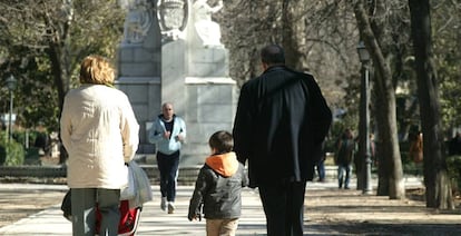 Unos abuelos pasean con sus nietos.