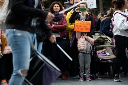 "Princesa o caballero, seré lo que quiera ser", reza el cartel sostenido por una niña en la manifestación del Día de la Mujer en Palma de Mallorca.