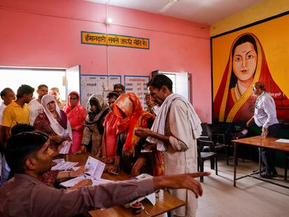Varias personas acuden a votar durante la primera fase de las elecciones generales, este viernes en la aldea de Kutba Kutbi, en el estado indio de Uttar Pradesh.