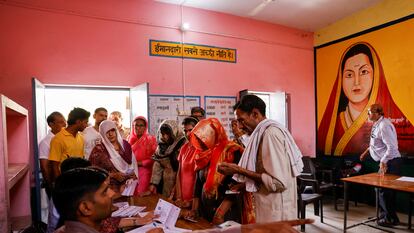 Varias personas acuden a votar durante la primera fase de las elecciones generales, este viernes en la aldea de Kutba Kutbi, en el estado indio de Uttar Pradesh.