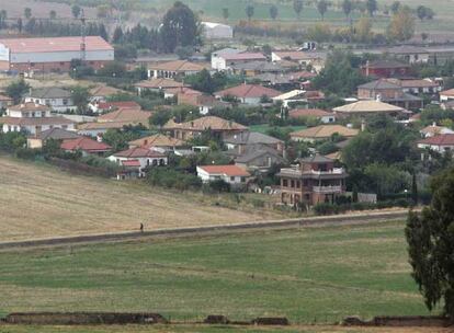 Vista de los chalets construidos en el entorno de Medina Azahara, en la urbanización Las Pitas.