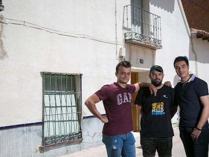 Los creadores de la aplicación Puebloo posan en una calle de Velilla de San Antonio.