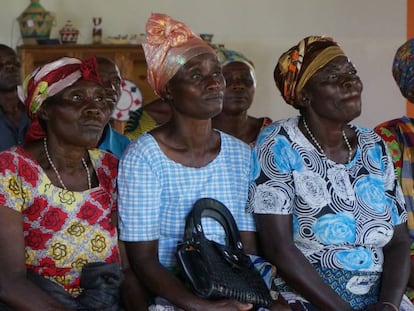 Un grupo de mujeres atiende a una charla para prevenir las violaciones organizada por la ONG Coopera y el hospital de Panzi. 