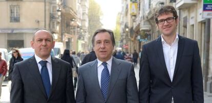 De izquierda a derecha, Ramiro González, Xabier Agirre y Gorka Urtaran este lunes en Vitoria. 