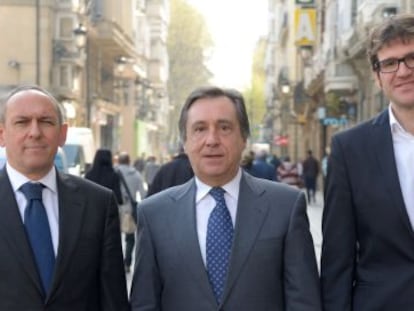De izquierda a derecha, Ramiro González, Xabier Agirre y Gorka Urtaran este lunes en Vitoria. 