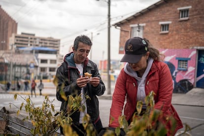 Alex Rivera, conocido como 'El Ratón', un guía turístico del barrio La Perseverancia, en Bogotá.