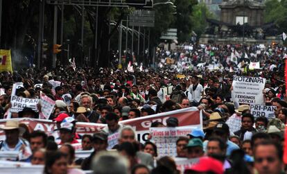 Siguen las manifestaciones en la Ciudad de México a la espera de una respuesta por parte del Gobierno sobre la suerte de los estudiantes desaparecidos.