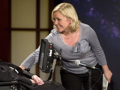 El profesor Stephen Hawking y su hija Lucy Hawking durante una conferencia en la universidad George Washington, en 2008.