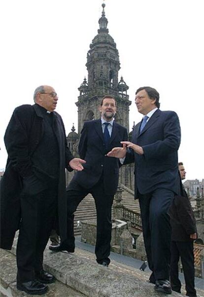 Alejandro Barral, canónigo de la catedral de Santiago, Rajoy y Durão.