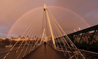 Un arcoris aparece sobre el Puente de Hungerford en Londres el 31 de enero 2014.