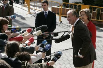 Don Juan Carlos y doña Sofía responden a las preguntas de los periodistas a las puertas de la clínica Ruber Internacional.