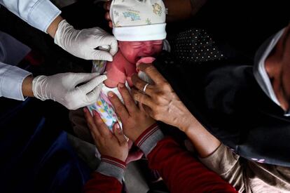 Un bebé recibe la vacuna contra la tuberculosis durante un chequeo médico rutinario para niños en un puesto de servicios integrados en Banda Aceh (Indonesia).