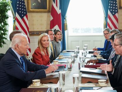 El presidente de Estados Unidos, Joe Biden, se reúne con el primer ministro británico, Keir Starmer, en la Casa Blanca en Washington.