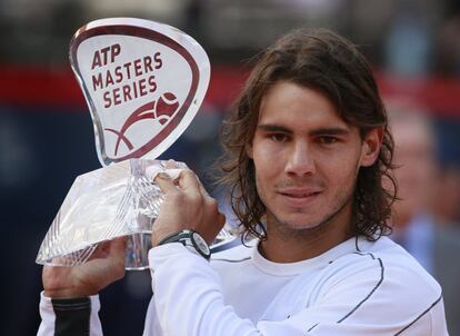 Nadal levanta su trofeo después de vencer a Federer en el Master Series de Hamburgo 2008.