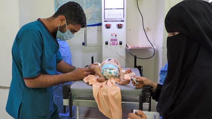 Un médico trata a un niño en el Hospital Materno Infantil al-Sabeen en la capital yemení, Saná, el 19 de septiembre de 2020. En el país, devastado por la guerra, la obstrucción a la llegada de la ayuda humanitaria ha agravado la crisis del coronavirus.