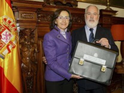 Rosa Aguilar y Miguel Arias Cañete, en el traspaso de poderes.