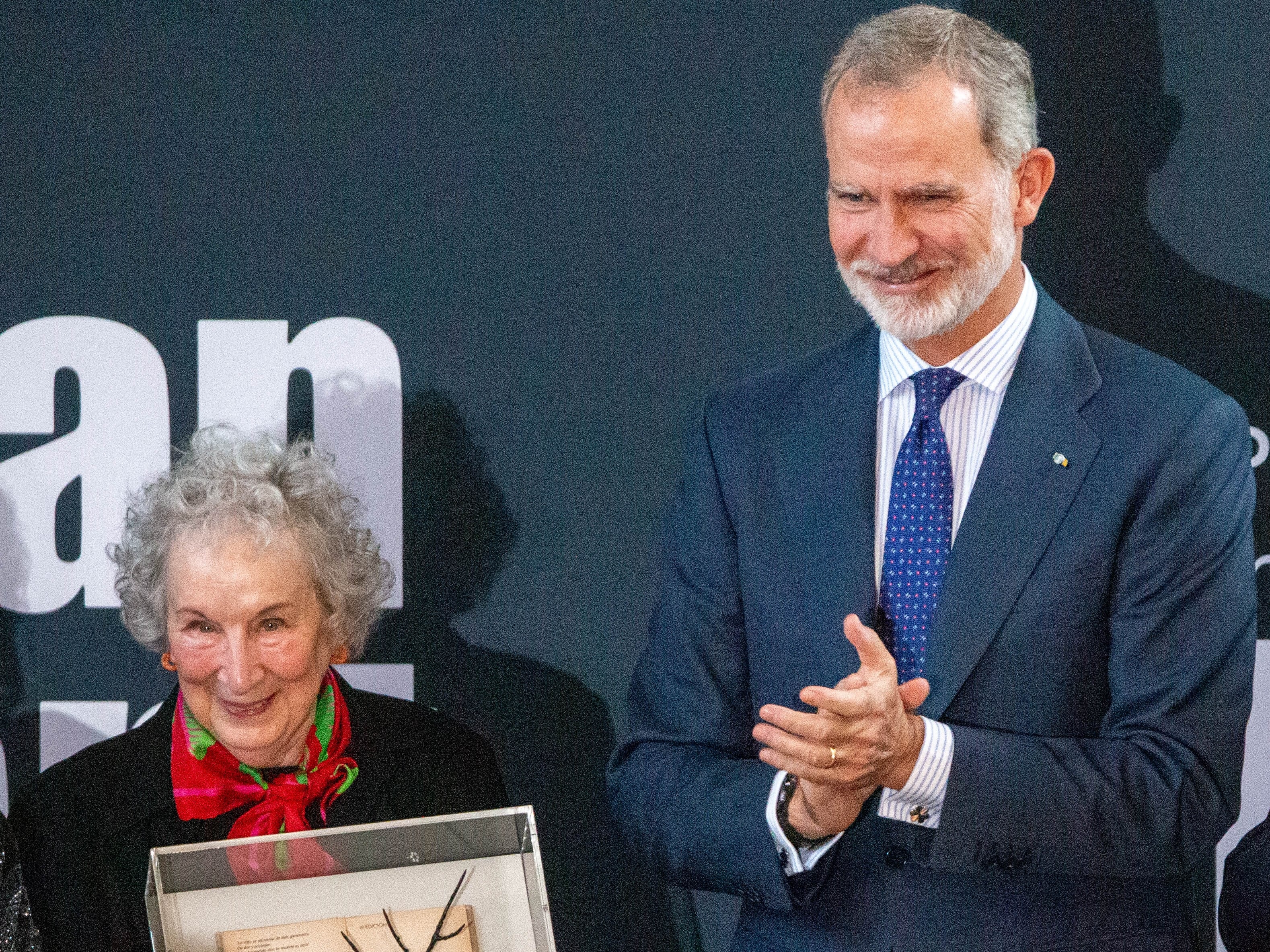 Felipe VI agradece a Margaret Atwood sus enseñanzas para leer la realidad en el III Premio internacional Joan Margarit de poesía en Toronto