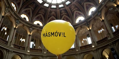 Un globo con el logo de Masmovil en el estreno de la compañía en Bolsa en 2017