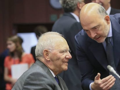 El comisario europeo de Econom&iacute;a y Finanzas, Pierre Moscovici, charla con el ministro alem&aacute;n de Finanzas, Wolfgang Sch&auml;uble