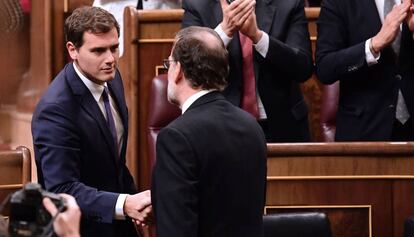 Rivera saluda a Rajoy tras la investidura del segundo como presidente.