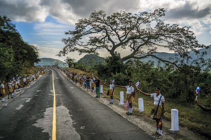 Largas filas de escolares cubanos despiden el féretro de Fidel Castro en su camino hacia Santiago, su ciudad natal.