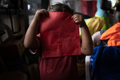 La hija de Mara ense?a un dibujo que hizo en el refugio. 