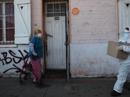 Una vecina de Santiago de Chile se prepara para recibir un paquete de comida del Gobierno, el pasado 22 de mayo.