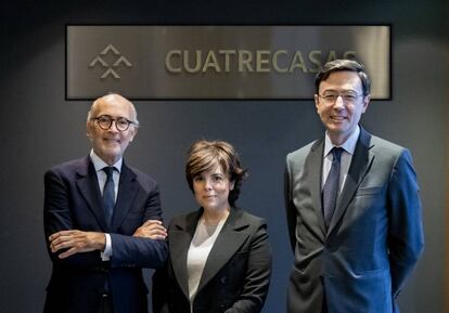 De izquierda a derecha: Rafael Fontana, presidente ejecutivo de Cuatrecasas; Soraya S&aacute;enz de Santamar&iacute;a, y Jorge Bad&iacute;a, director general de la firma.