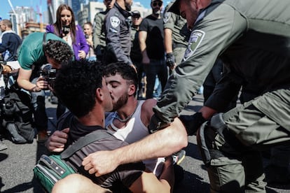 Dos hombres se besan durante la protesta de este jueves en el centro de Tel Aviv. 