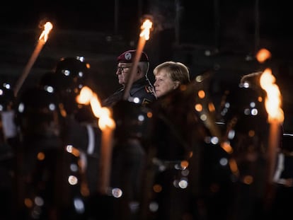 La canciller alemana, Angela Merkel, durante su ceremonia militar de despedida, este jueves en Berlín.  AFP)