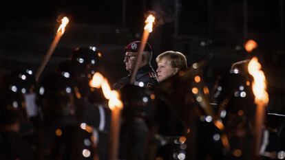 La canciller alemana, Angela Merkel, durante su ceremonia militar de despedida, este jueves en Berlín.  AFP)