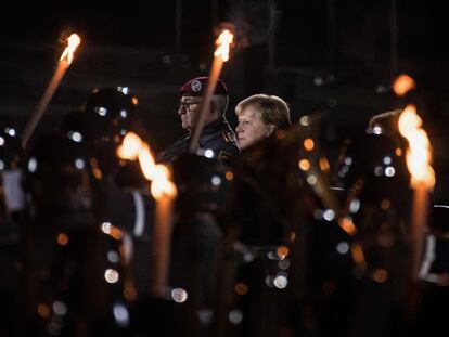 La canciller alemana, Angela Merkel, durante su ceremonia militar de despedida, este jueves en Berlín.  AFP)