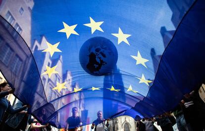 Estudiantes ondean una bandera de la Unión Europea durante una marcha en defensa del medio ambiente, en Muenster (Alemania), en mayo de 2019.