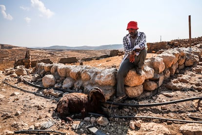 Un hombre expulsado de Jirbet Zamuta, el miércoles.