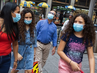 Pessoas passeiam pela Times Saquare, em Nova York, no último dia 27.