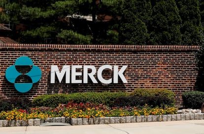 Logotipo de Merck en uno de los accesos a la sede de la compañía en Nueva Jersey (Estados Unidos).