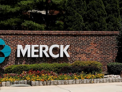 Logotipo da Merck em um dos acessos à sede da empresa em Nova Jersey (Estados Unidos).