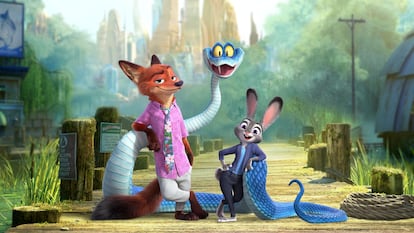 Judy Hopps y Nick Wilde (voice of Jason Bateman), junto a su nuevo compañero, la serpiente Gary De’Snake, en 'Zootrópolis 2'.