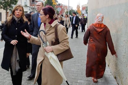La candidata del PP, Alicia Sánchez-Camacho, ayer durante un paseo electoral en Terrassa.