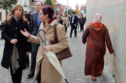 La candidata del PP, Alicia Sánchez-Camacho, ayer durante un paseo electoral en Terrassa. 