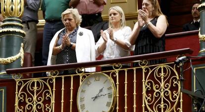 &Aacute;ngeles Pedraza, presidenta de la AVT, Mari Mar Blanco, de la Fundaci&oacute;n V&iacute;ctimas del Terrorismo, y Pilar Manj&oacute;n, de la Asociaci&oacute;n 11-M. Afectados por el Terrorismo, en la tribuna de invitados en el Congreso. 