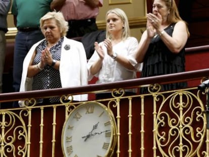 &Aacute;ngeles Pedraza, presidenta de la AVT, Mari Mar Blanco, de la Fundaci&oacute;n V&iacute;ctimas del Terrorismo, y Pilar Manj&oacute;n, de la Asociaci&oacute;n 11-M. Afectados por el Terrorismo, en la tribuna de invitados en el Congreso. 