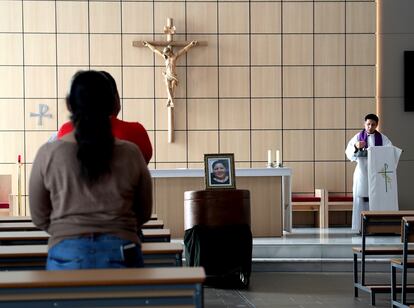 Responso en la capilla católica por Erika Mejía, este lunes en Guadalajara.