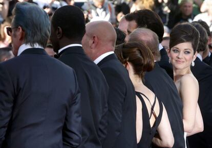 Marion Cotillard, junto al reparto de la película "Blood Ties" a su llegada a la alfombra roja en la 66º edición del Festival de Cine de Cannes.
